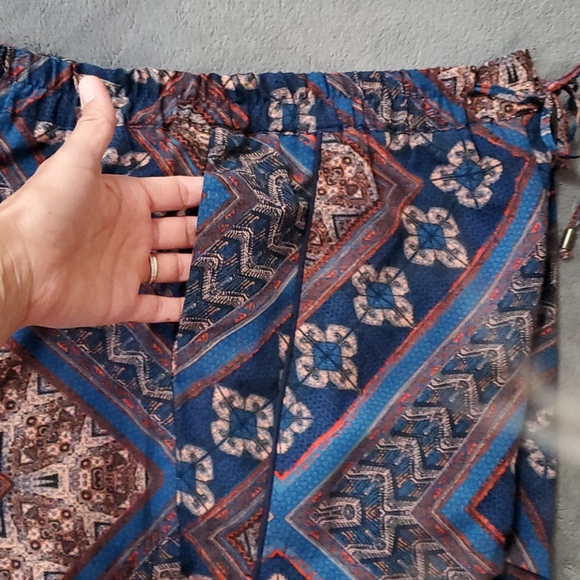 Skies are Blue drawstring pocketed shorts - Picture 3 of 5